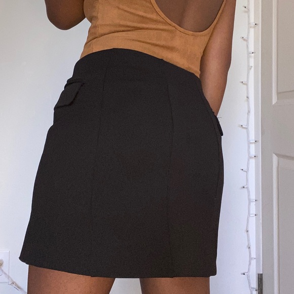 Small black mini skirt with buttons - Picture 2 of 5